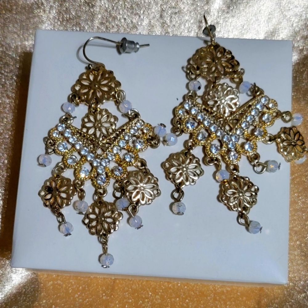 Hermosos aretes con pequeños Diamantitos